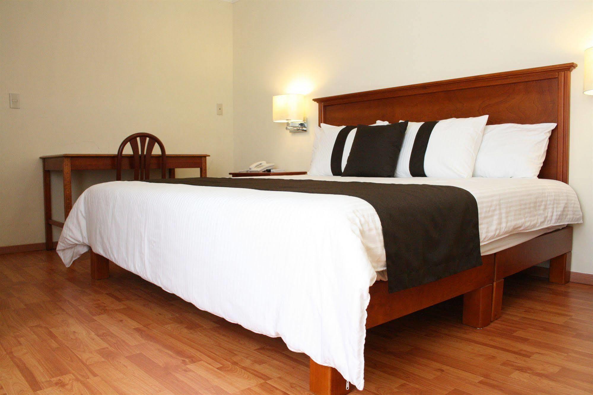 Del Marques Hotel And Suites Guadalajara Bagian luar foto